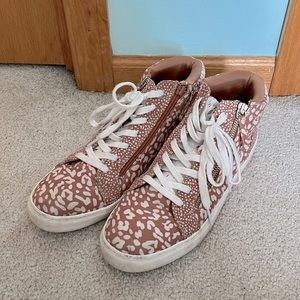 Universal thread women’s Leopard sneakers